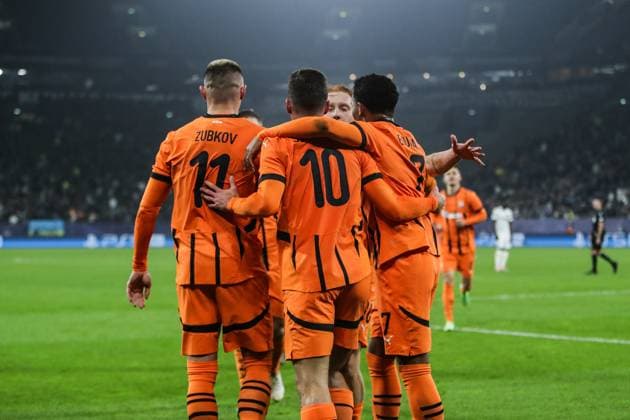 Sport, Football, UEFA Champions League Season 2024 2025 League Phase 4 Matchday FC Shakhtar Donetsk BSC Young Boys 06 11 2024, Arena AufSchalke Goal celebration FC Shakhtar after the goal to 2 1 by Georgiy Sudakov FC Shakhtar, 10 the scorer is happy with Oleksandr Zubkov FC Shakhtar, 11 Eguinaldo FC Shakhtar, 7 Gelsenkirchen Arena AufSchalke VELTINS Arena Nordrhein Westfahlen Germany