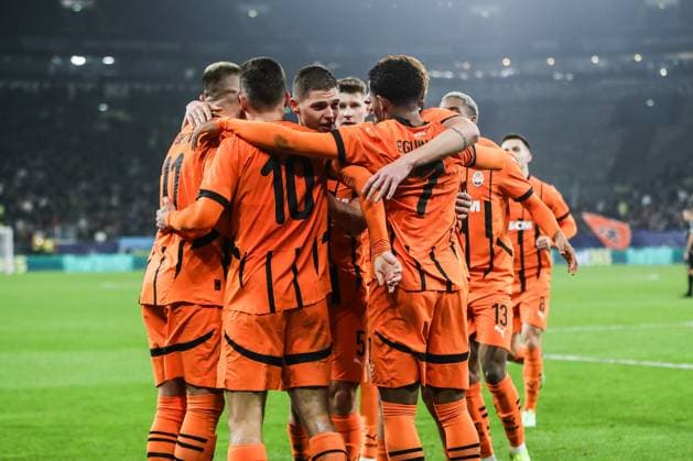 Sport, Football, UEFA Champions League Season 2024 2025 League Phase 4 Matchday FC Shakhtar Donetsk BSC Young Boys 06 11 2024, Arena AufSchalke Goal celebration FC Shakhtar after the goal to 2 1 by Georgiy Sudakov FC Shakhtar, 10 the scorer celebrates with his teammates Gelsenkirchen Arena AufSchalke VELTINS Arena Nordrhein Westfahlen Germany