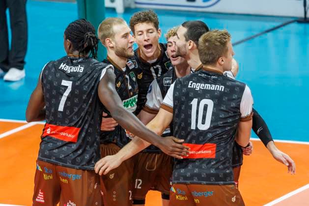06 11 24, Berlin, Volleyball 1 Bundesliga, Maenner, DVV Pokal, Achtelfinale BR Volleys WWK Volleys Herrsching, Max Schmeling Halle The team is happy about the point BR Volleys WWK Volleys Herrsching,