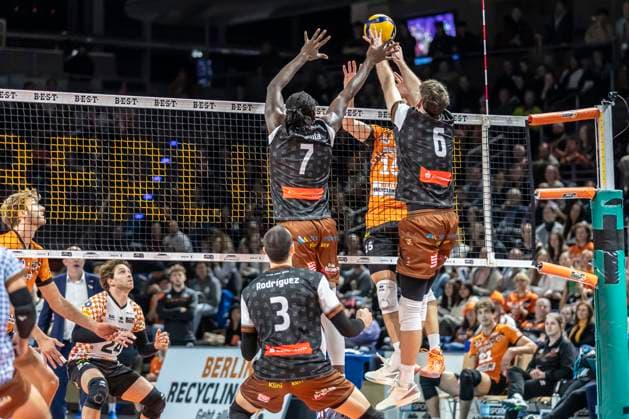 06 11 24, Berlin, Volleyball 1 Bundesliga, Men, DVV Cup, Round of 16 BR Volleys WWK Volleys Herrsching, Max Schmeling Halle Berlins Moritz Reichert plays the ball over the net BR Volleys WWK Volleys Herrsching,