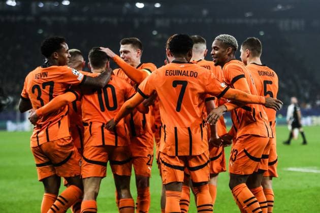 Sport, Football, UEFA Champions League Season 2024 2025 League Phase 4 Matchday FC Shakhtar Donetsk BSC Young Boys 06 11 2024, Arena AufSchalke Goal celebration FC Shakhtar after the goal to 2 1 by Georgiy Sudakov FC Shakhtar, 10 the scorer celebrates with his teammates Gelsenkirchen Arena AufSchalke VELTINS Arena Nordrhein Westfahlen Germany