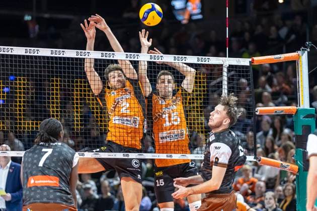 06 11 24, Berlin, Volleyball 1 Bundesliga, Men, DVV Cup, Round of 16 BR Volleys WWK Volleys Herrsching, Max Schmeling Halle Berlins Matthew Knigge and Berlins Moritz Reichert block the ball at the net BR Volleys WWK Volleys Herrsching,