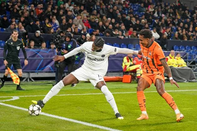 Shakhtar Donetsk UKR vs Young Boys SUI YB Football UEFA Champions League 2024 25, Matchday 4, Shakhtar Donetsk vs Young Boys Bern, Arena AufSchalke Veltins Arena Gelsenkirchen Duel Joël Monteiro Joel Monteiro BSC Young Boys, 77 with Kevin Shakhtar Donetsk, 37 Copyright: xJOERANxSTEINSIEKx
