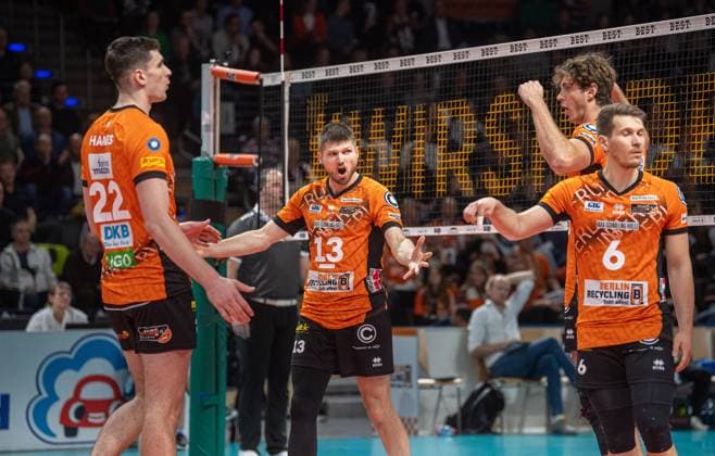Volleyball, Men, Season 2024 2025, DVV Cup Round of 16 , BR Volleys WWK Volleys Herrsching, f l Jake Hanes BR Volleys , Ruben Schott BR Volleys , Tobias Krick BR Volleys , Johannes Tille BR Volleys , 06 11 2024, Copyright: xSebastianxRäppold MatthiasxKochx