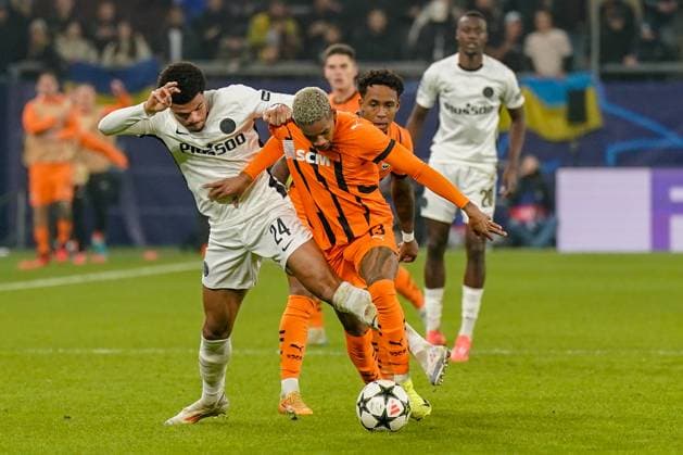 Shakhtar Donetsk UKR vs Young Boys SUI YB Football UEFA Champions League 2024 25, Matchday 4, Shakhtar Donetsk vs Young Boys Bern, Arena AufSchalke Veltins Arena Gelsenkirchen duel Zachary Athekame BSC Young Boys, 24 with Pedro Henrique Shakhtar Donetsk, 13 Copyright: xJOERANxSTEINSIEKx