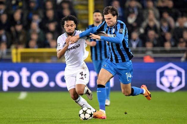 BRUGGE - (l-r) Boubacar Kamara of Aston Villa FC, Bjorn Meijer of Club Brugge KV during the UEFA Champions League match between Club Brugge and Aston Villa FC at Jan Breydel Stadium on Nov. 6, 2024 in Bruges, Belgi . ANP Hollandse Hoogte UEFA Champions League 2024 25 League phase 4 2024 25 xVIxANPxSportx xGerritxvanxKeulenxIVx 512842429 originalFilename: 512842429.jpg