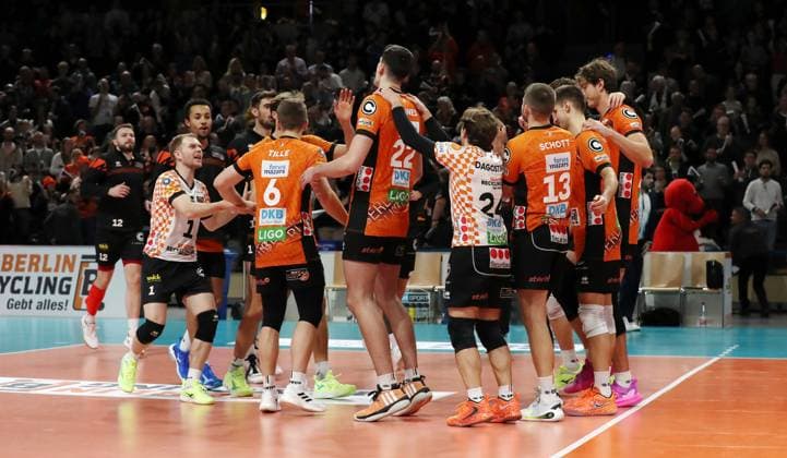 BR Volleys team jubilant after 3-0 win Success Joy Emotion Cheers Sport Volleyball DVV Cup Mens Round of 16 Season 2024 2025 06 11 2024 BR Volleys Berlin BRV vs WWK Volleys Herrsching
