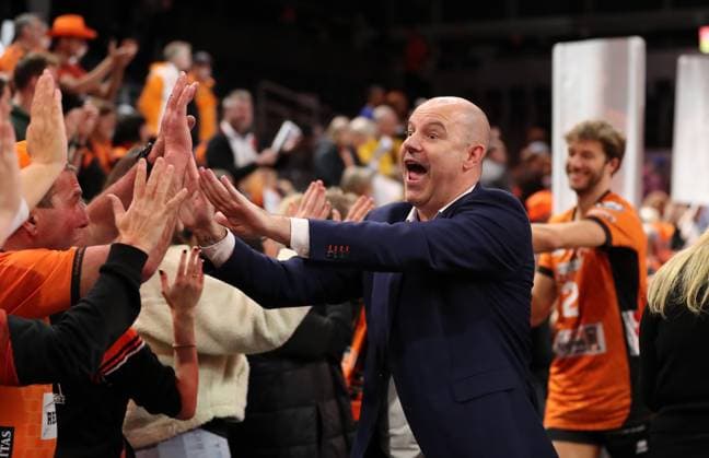 Coach Joel Banks cheers with the fans after the end of the match Joy Emotion Cheers Sport Volleyball DVV Cup Mens Round of 16 Season 2024 2025 06 11 2024 BR Volleys Berlin BRV vs WWK Volleys Herrsching