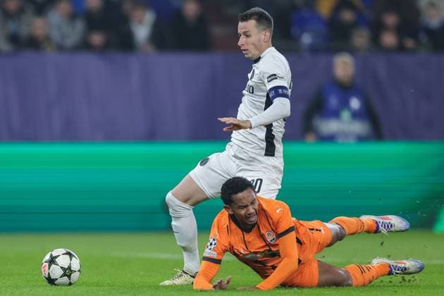 Soccer Champions League matchday 4 Shakhtar Donetsk Young Boys Bern on 06 11 2024 at the Arena AufSchalke in Gelsenkirchen Eguinaldo Donetsk , front Sandro Lauper Bern , back xJRx
