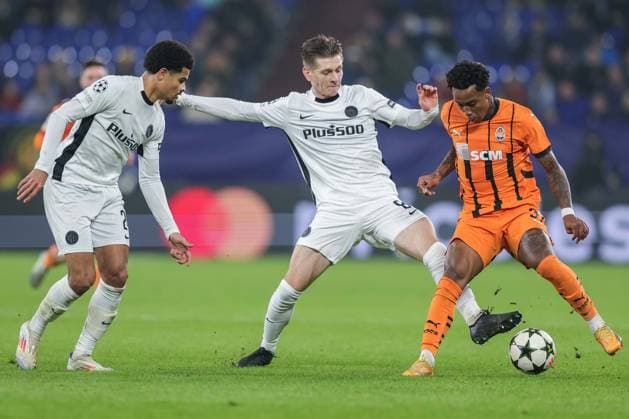 Soccer Champions League matchday 4 Shakhtar Donetsk Young Boys Bern on 06 11 2024 at the Arena AufSchalke in Gelsenkirchen Zachary Athekame Bern , left Lukasz Lakomy Bern , center Kevin Donetsk , right xJRx
