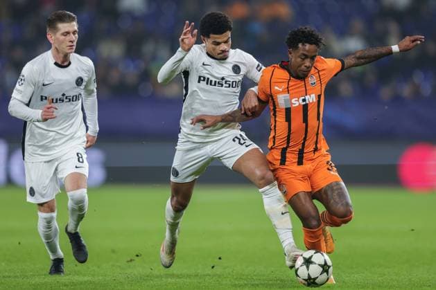 Soccer Champions League matchday 4 Shakhtar Donetsk Young Boys Bern on 06 11 2024 at the Arena AufSchalke in Gelsenkirchen Lukasz Lakomy Bern , left Zachary Athekame Bern , center Kevin Donetsk , right xJRx