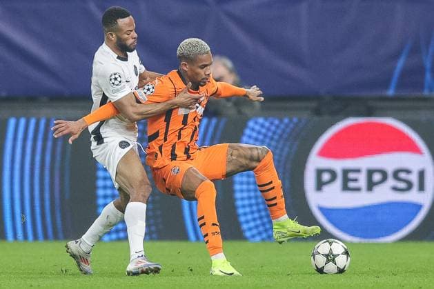 Soccer Champions League matchday 4 Shakhtar Donetsk Young Boys Bern on 06 11 2024 at the Arena AufSchalke in Gelsenkirchen Rhodri Smith Bern , left Pedro Henrique Donetsk , right xJRx