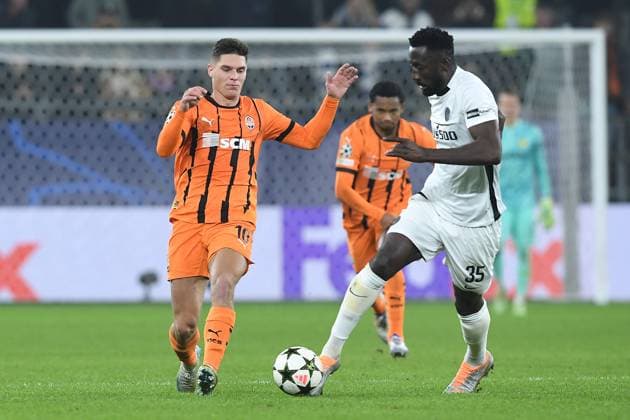 Soccer Champions League matchday 4 Shakhtar Donetsk Young Boys Bern on 06 11 2024 at the Arena AufSchalke in Gelsenkirchen Georgiy Sudakov Donetsk , left Silvere Ganvoula Bern , right xRx