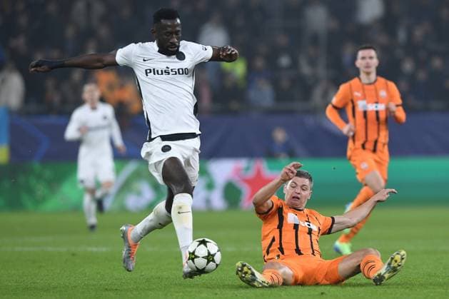 Soccer Champions League matchday 4 Shakhtar Donetsk Young Boys Bern on 06 11 2024 at the Arena AufSchalke in Gelsenkirchen Silvere Ganvoula Bern , left Valeriy Bondar Donetsk , right xRx