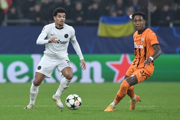 Soccer Champions League matchday 4 Shakhtar Donetsk Young Boys Bern on 06 11 2024 at the Arena AufSchalke in Gelsenkirchen Zachary Athekame Bern , left Kevin Donetsk , right xRx