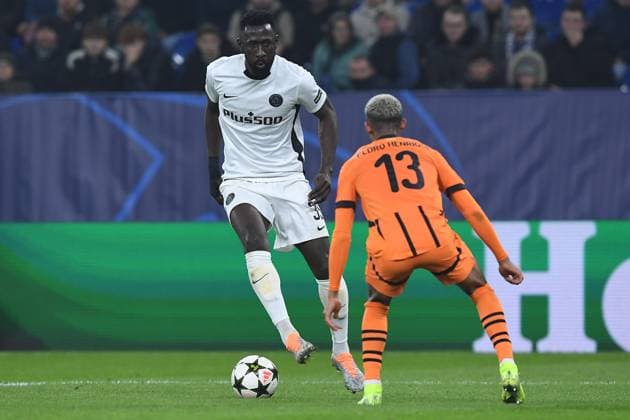 Soccer Champions League matchday 4 Shakhtar Donetsk Young Boys Bern on 06 11 2024 at the Arena AufSchalke in Gelsenkirchen Silvere Ganvoula Bern , back Pedro Henrique Donetsk , front xRx