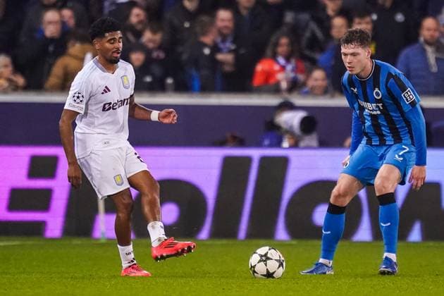 BRUGES, BELGIUM - NOVEMBER 6: Ian Maatsen of Aston Villa FC passes the ball during the UEFA Champions League 2024 25 League Phase MD4 match between Club Brugge KV and Aston Villa FC at Jan Breydelstadion on November 6, 2024 in Bruges, Belgium. (Photo by Rene Nijhuis) SOC  Copyright: xRenexNijhuis