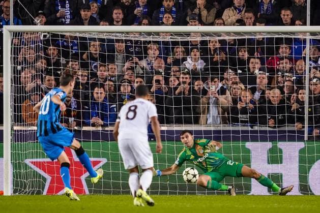 Sport Bilder des Tages BRUGES, BELGIUM - NOVEMBER 6: Hans Vanaken of Club Brugge KV shoots to score his team s first goal from the penalty spot past Aston Villa FC goalkeeper Emiliano Martinez during the UEFA Champions League 2024 25 League Phase MD4 match between Club Brugge KV and Aston Villa FC at Jan Breydelstadion on November 6, 2024 in Bruges, Belgium. (Photo by Rene Nijhuis) SOC  Copyright: xRenexNijhuis