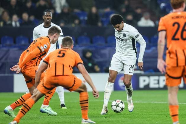 Sport, Football, UEFA Champions League Season 2024 2025 League Phase 4 Matchday FC Shakhtar Donetsk BSC Young Boys 06 11 2024, Arena AufSchalke Zachary Athekame BSC Young Boys, 24 Gelsenkirchen Arena AufSchalke VELTINS Arena Nordrhein Westfahlen Germany
