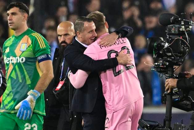 Club Brugge v Aston Villa - UEFA Champions League BRUGGE, BELGIUM - NOVEMBER 06 : Hayen Nicky head coach of Club Brugge and Mignolet Simon goalkeeper of Club Brugge celebrating after the game during the UEFA Champions League phase matchday 4 between Club Brugge and Aston Villa on November 6, 2024 in Brugge, Belgium, 06 11 2024 Brugge Belgium  Copyright: xPeterxDexVoechtx