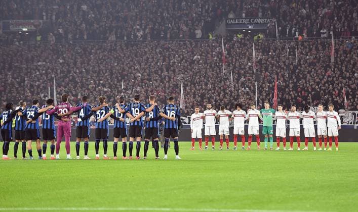 06 11 2024, xhbx, Football UEFA Champions League, VfB Stuttgart Atalanta Bergamo emspor, v l minute of silence for the victims in Valencia DFL DFB REGULATIONS PROHIBIT ANY USE OF PHOTOGRAPHS as IMAGE SEQUENCES and or QUASI VIDEO Stuttgart