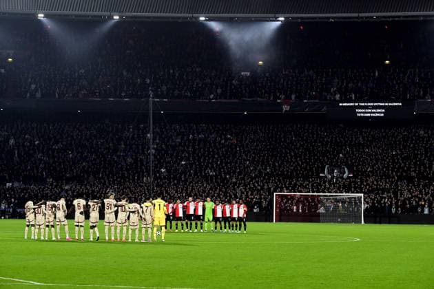 ROTTERDAM - Minute silence in memory of the victims of the deadly floods in Valencia prior to the UEFA Champions League match between Feyenoord Rotterdam and FC RB Salzburg at Feyenoord Stadium de Kuip on Nov. 6, 2024 in Rotterdam, Netherlands. ANP OLAF KRAAK UEFA Champions League 2024 25 League Phase MD4 2024 25 xVIxANPxSportx xxANPxIVx 512844699 originalFilename: 512844699.jpg