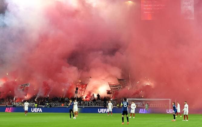 06 11 2024, xhbx, Football UEFA Champions League, VfB Stuttgart Atalanta Bergamo emspor, v l Fans, Scarves, Flags, Smoke, Bengalos, Banners of VfB Stuttgart DFL DFB REGULATIONS PROHIBIT ANY USE OF PHOTOGRAPHS as IMAGE SEQUENCES and or QUASI VIDEO Stuttgart