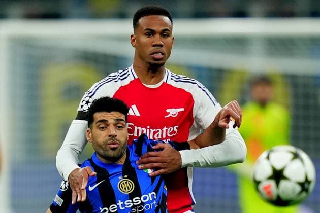 Arsenal s Gabriel fight for the ball with Inter Milan s Mehdi Taremi during the Uefa Champions League soccer match between Inter and Arsenal a at the San Siro Stadium in Milan, north Italy - Wednesday , November 6 , 2024. - Soccer .  Copyright: xSpada LaPressex