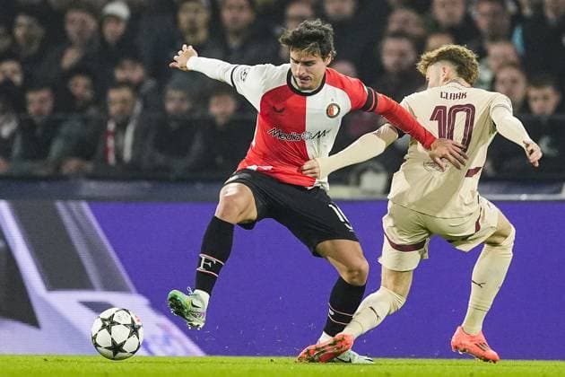 UEFA Champions League: Feyenoord v FC Red Bull Salzburg Rotterdam - Hugo Bueno of Feyenoord, Bobby Clark of RB Salzburg during the fourth round of the new format of The Champions League 2024 2025. The match is set between Feyenoord and FC Red Bull Salzburg at Stadion Feijenoord De Kuip on 6 November 2024 in Rotterdam, The Netherlands. Copyright: xTomxBodex