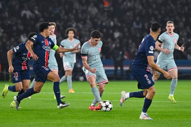 Julian Alvarez ( 19 - Atletico de Madrid ) and Marquinhos ( 5 - PSG ) during the UEFA Champions League match between Paris Saint Germain and Atletico de Madrid at Parc Des Princes on November 06, 2024 in Paris, France. ( Photo by federico pestellini panoramic ) - FOOTBALL : PSG vs Atletico de Madrid - Ligue des Champions - 06 11 2024 FedericoPestellini Panoramic 