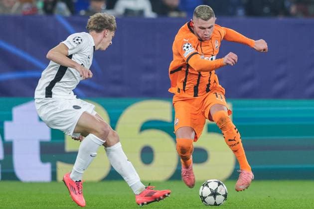 Soccer Champions League matchday 4 Shakhtar Donetsk Young Boys Bern on 06 11 2024 at the Arena AufSchalke in Gelsenkirchen Rhodri Smith Bern , left Oleksandr Zubkov Donetsk , right xJRx
