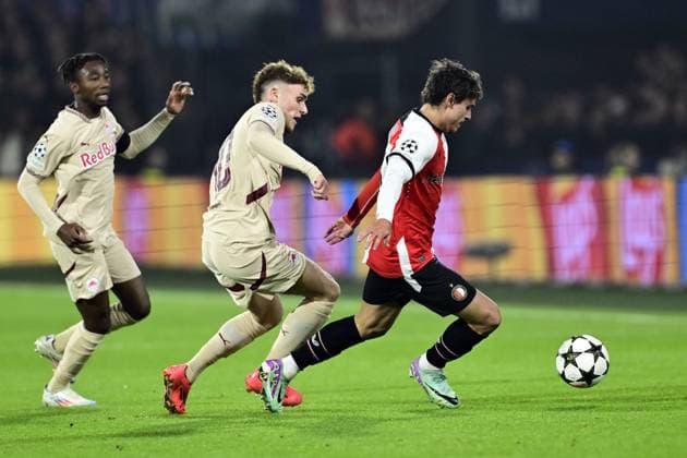 ROTTERDAM - (l-r) Bobby Clark of FC RB Salzburg, Hugo Bueno of Feyenoord during the UEFA Champions League match between Feyenoord Rotterdam and FC RB Salzburg at Feyenoord Stadion de Kuip on Nov. 6, 2024 in Rotterdam, Netherlands. ANP OLAF CRACK UEFA Champions League 2024 25 League Phase MD4 2024 25 xVIxANPxSportx xxANPxIVx 512845265 originalFilename: 512845265.jpg