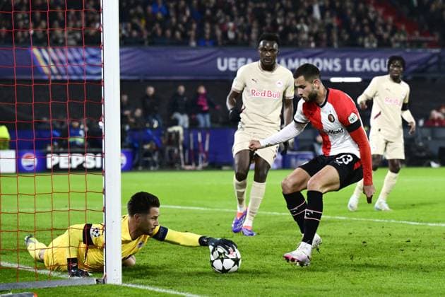 ROTTERDAM - (l-r) FC RB Salzburg goalkeeper Janis Blaswich, David Hancko of Feyenoord during the UEFA Champions League match between Feyenoord Rotterdam and FC RB Salzburg at Feyenoord Stadium de Kuip on Nov. 6, 2024 in Rotterdam, Netherlands. ANP OLAF KRAAK UEFA Champions League 2024 25 League Phase MD4 2024 25 xVIxANPxSportx xxANPxIVx 512845632 originalFilename: 512845632.jpg