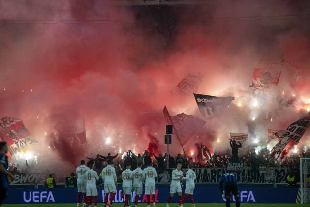Bengalos, pyrotechnics, smoke rises in the VfB fan block xettx, Germany, Stuttgart, 06 11 2024, Football, UEFA Champions League VfB Stuttgart vs Atalanta Bergamo, Season 2024 2025, Match Day 4, MHP Arena Photo A2 Bildagentur Peter Hartenfelser