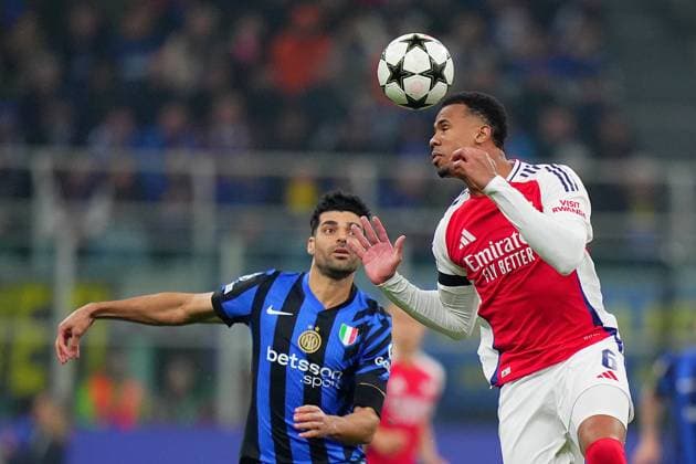 Inter Milan s Mehdi Taremi fight for the ball with Arsenal s Gabriel during the Uefa Champions League soccer match between Inter and Arsenal a at the San Siro Stadium in Milan, north Italy - Wednesday , November 6 , 2024. - Soccer .  Copyright: xSpada LaPressex