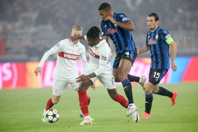 V li El Bilal Toure VfB , Isak Hien Atalanta , Marten de Roon Atalanta Sport Soccer Champions League Season 24 25 VfB Stuttgart Atalanta Bergamo, Soccer Bundesliga, 06 11 2024
