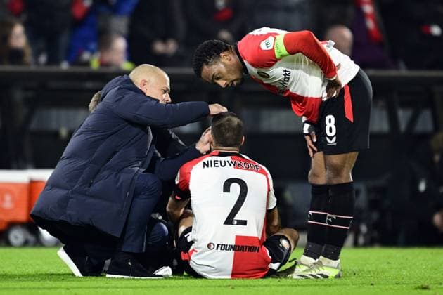 ROTTERDAM - (l-r) Bart Nieuwkoop of Feyenoord sits injured on the ground, Quinten Timber of Feyenoord during the UEFA Champions League match between Feyenoord Rotterdam and FC RB Salzburg at Feyenoord Stadium de Kuip on Nov. 6, 2024 in Rotterdam, Netherlands. ANP OLAF CRACK UEFA Champions League 2024 25 League Phase MD4 2024 25 xVIxANPxSportx xxANPxIVx 512846056 originalFilename: 512846056.jpg