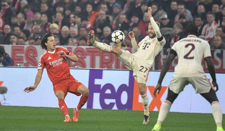06 11 2024, xemx, Football UEFA Champions League, FC Bayern Muenchen Benfica Lisbon emspor, v l Alvaro Carreras Benfica Lisbon , Konrad Laimer FC Bayern Muenchen Zweikampf, Aktion, action, battle for the ball DFL DFB REGULATIONS PROHIBIT ANY USE OF PHOTOGRAPHS as IMAGE SEQUENCES and or QUASI VIDEO Muenchen