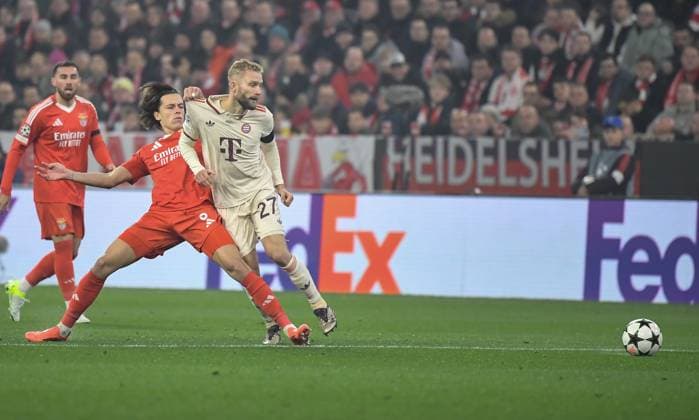 06 11 2024, xemx, Football UEFA Champions League, FC Bayern Muenchen Benfica Lisbon emspor, v l Alvaro Carreras Benfica Lisbon , Konrad Laimer FC Bayern Muenchen Zweikampf, Aktion, action, battle for the ball DFL DFB REGULATIONS PROHIBIT ANY USE OF PHOTOGRAPHS as IMAGE SEQUENCES and or QUASI VIDEO Muenchen