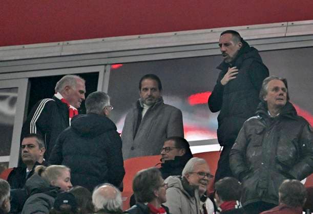 06 11 2024, Football UEFA Championsleague 2024 2025 Matchday 4, FC Bayern Munich Benfica Lisbon, in the Allianz Arena Munich Franck Ribery Bayern Munich in conversation with Honorary President and Supervisory Board Member Uli Hoeneß FC Bayern, Hoeness and President Herbert Hainer FC Bayern DFL and DFB regulations prohibit any use of photographs as image sequences and or quasi video