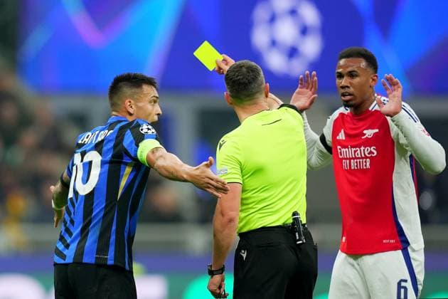 Inter Milan s Lautaro Martinez , Arsenal s Gabriel during the Uefa Champions League soccer match between Inter and Arsenal a at the San Siro Stadium in Milan, north Italy - Wednesday , November 6 , 2024. - Soccer .  Copyright: xSpada LaPressex