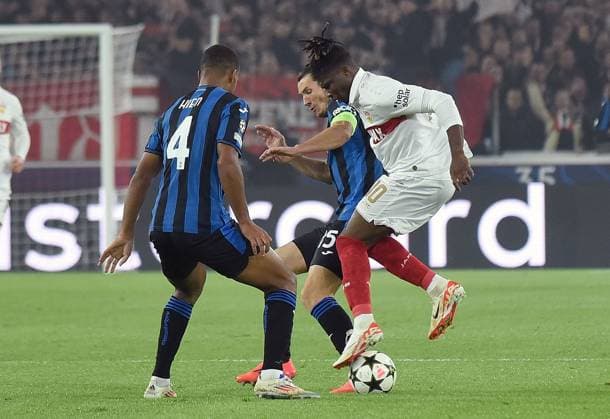 06 11 2024, xhbx, Football UEFA Champions League, VfB Stuttgart Atalanta Bergamo emspor, v l Isak Hien Atalanta Bergamo , Marten de Roon Atalanta Bergamo , El Bilal Toure VfB Stuttgart DFL DFB REGULATIONS PROHIBIT ANY USE OF PHOTOGRAPHS as IMAGE SEQUENCES and or QUASI VIDEO Stuttgart