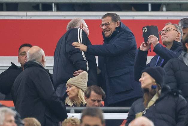 Member of the Supervisory Board and Honorary President Uli Hoeness FC Bayern Muenchen hugs Chief Sports Officer Max Ebert FC Bayern Muenchen , FC Bayern Muenchen vs Benfica Lisbon, Champions League, Soccer, Matchday 4, 06 11 2024 Muenchen Bayern Germany Copyright: xkolbert-press ChristianxKolbertx