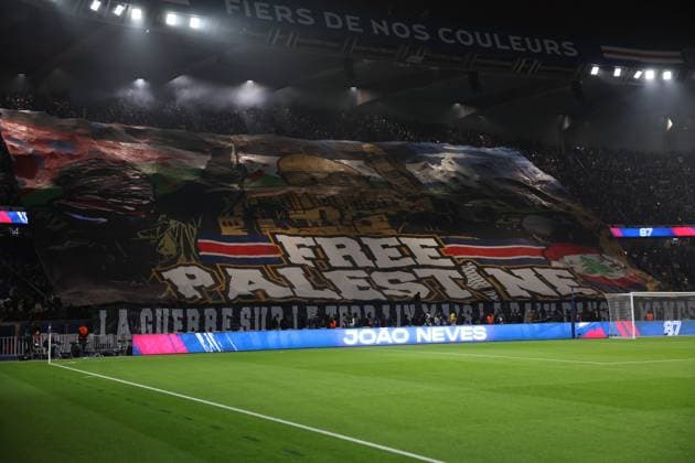 PSG - ATLETICO PHOTOPQR LE PARISIEN Le Parisien Arnaud Journois ; PARIS ; 06 11 2024 ; FOOTBALL , LIGUE DES CHAMPIONS UEFA , PHASE DE LIGUE , 4E JOURNEE , 06 11 2024 , PARIS , PARC DES PRINCES PARIS SG - ATLETICO MADRID PHOTO LE PARISIEN ARNAUD JOURNOIS Supporters PSG, banderole Free Palestine PARIS France  Copyright: xPHOTOPQR LExPARISIEN MAXPPPxLexParisienx xArnaudxJournoisx 20241106LPA2331 20241106LPA2331