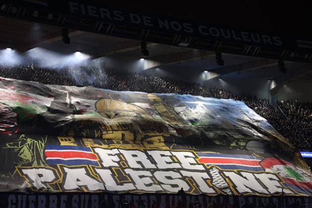 Bilder des Jahres 2024, Sport 11 November Sport Themen der Woche KW45 Sport Bilder des Tages PSG - ATLETICO PHOTOPQR LE PARISIEN Le Parisien Arnaud Journois ; PARIS ; 06 11 2024 ; FOOTBALL , LIGUE DES CHAMPIONS UEFA , PHASE DE LIGUE , 4E JOURNEE , 06 11 2024 , PARIS , PARC DES PRINCES PARIS SG - ATLETICO MADRID PHOTO LE PARISIEN ARNAUD JOURNOIS Supporters PSG, banderole Free Palestine PARIS France  Copyright: xPHOTOPQR LExPARISIEN MAXPPPxLexParisienx xArnaudxJournoisx 20241106LPA2332 20241106LPA2332
