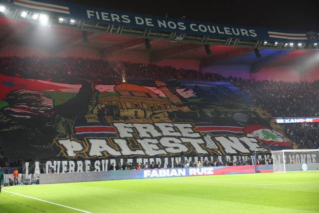 PSG - ATLETICO PHOTOPQR LE PARISIEN Le Parisien Arnaud Journois ; PARIS ; 06 11 2024 ; FOOTBALL , LIGUE DES CHAMPIONS UEFA , PHASE DE LIGUE , 4E JOURNEE , 06 11 2024 , PARIS , PARC DES PRINCES PARIS SG - ATLETICO MADRID PHOTO LE PARISIEN ARNAUD JOURNOIS Supporters PSG, banderole Free Palestine PARIS France  Copyright: xPHOTOPQR LExPARISIEN MAXPPPxLexParisienx xArnaudxJournoisx 20241106LPA2335 20241106LPA2335
