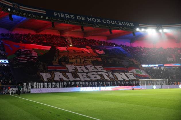 PSG - ATLETICO PHOTOPQR LE PARISIEN Le Parisien Arnaud Journois ; PARIS ; 06 11 2024 ; FOOTBALL , LIGUE DES CHAMPIONS UEFA , PHASE DE LIGUE , 4E JOURNEE , 06 11 2024 , PARIS , PARC DES PRINCES PARIS SG - ATLETICO MADRID PHOTO LE PARISIEN ARNAUD JOURNOIS Supporters PSG, banderole Free Palestine PARIS France  Copyright: xPHOTOPQR LExPARISIEN MAXPPPxLexParisienx xArnaudxJournoisx 20241106LPA2338 20241106LPA2338