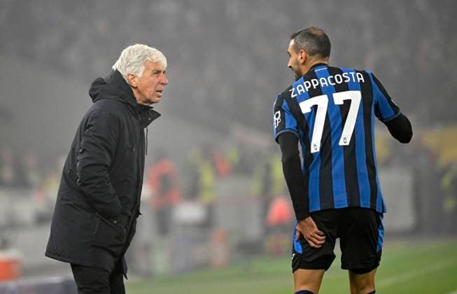 Davide Zappacosta Atalanta BC Bergamo 77 informs coach Coach Gian Piero Gasperini Atalanta BC Bergamo that Sead Kolasinac Atalanta BC Bergamo 23 injured Injury must leave the field Gesture Gesture Champions League VfB Stuttgart vs Atalanta BC Bergamo 05 11 2024 DFL REGULATIONS PROHIBIT ANY USE OF PHOTOGRAPHS AS IMAGE SEQUENCES AND OR QUASI VIDEO Champions League VfB Stuttgart vs Atalanta BC Bergamo