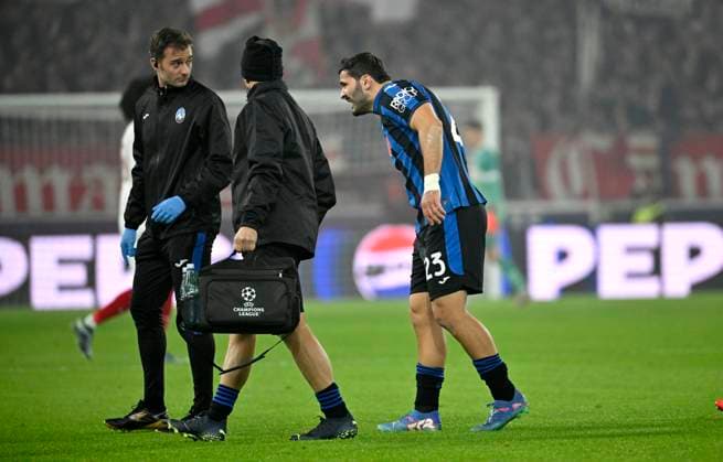 Sead Kolasinac Atalanta BC Bergamo 23 must leave the pitch injured Champions League VfB Stuttgart vs Atalanta BC Bergamo 05 11 2024 DFL REGULATIONS PROHIBIT ANY USE OF PHOTOGRAPHS AS IMAGE SEQUENCES AND OR QUASI VIDEO Champions League VfB Stuttgart vs Atalanta BC Bergamo