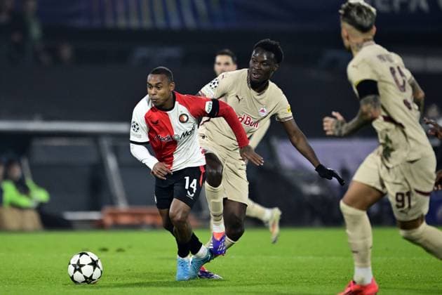 ROTTERDAM - (l-r) Igor Paixao of Feyenoord, Samson Baidoo of FC RB Salzburg during the UEFA Champions League match between Feyenoord Rotterdam and FC RB Salzburg at Feyenoord Stadium de Kuip on Nov. 6, 2024 in Rotterdam, Netherlands. ANP OLAF KRAAK UEFA Champions League 2024 25 League Phase MD4 2024 25 xVIxANPxSportx xxANPxIVx 512846448 originalFilename: 512846448.jpg